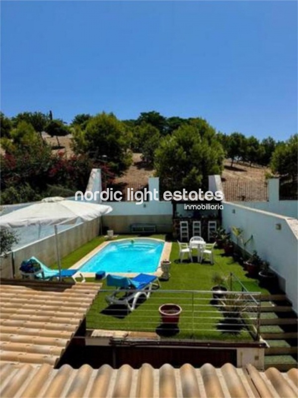 Preciosa casa pareada con piscina privada en Málaga capital, zona Intelhorce
