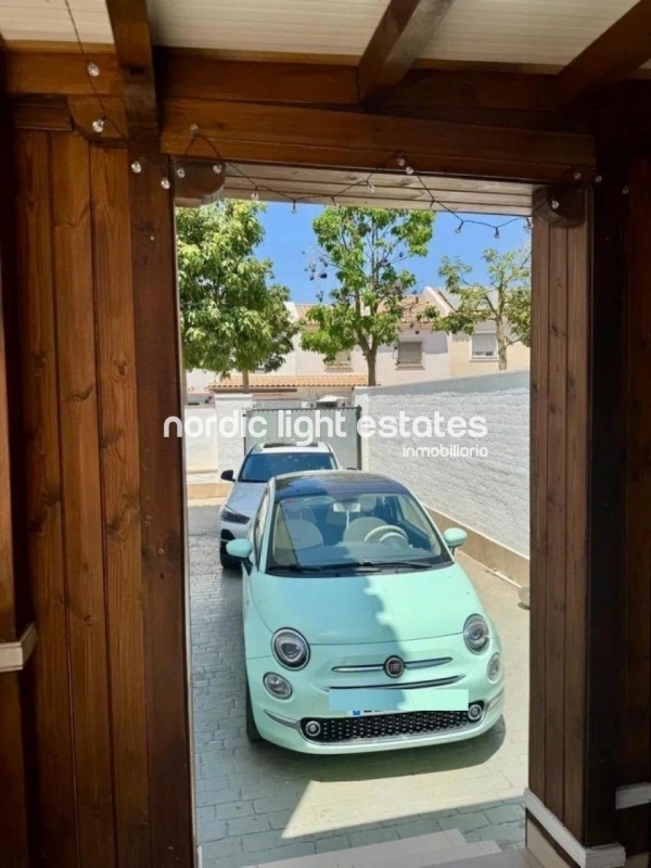 Preciosa casa pareada con piscina privada en Málaga capital, zona Intelhorce