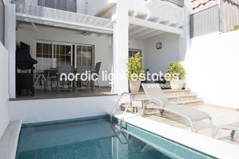 Moderna casa adosada con piscina privada y gimnasio en El Condal en Nerja