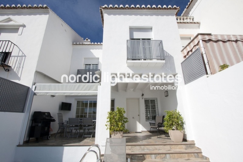 Moderna casa adosada con piscina privada y gimnasio en El Condal en Nerja