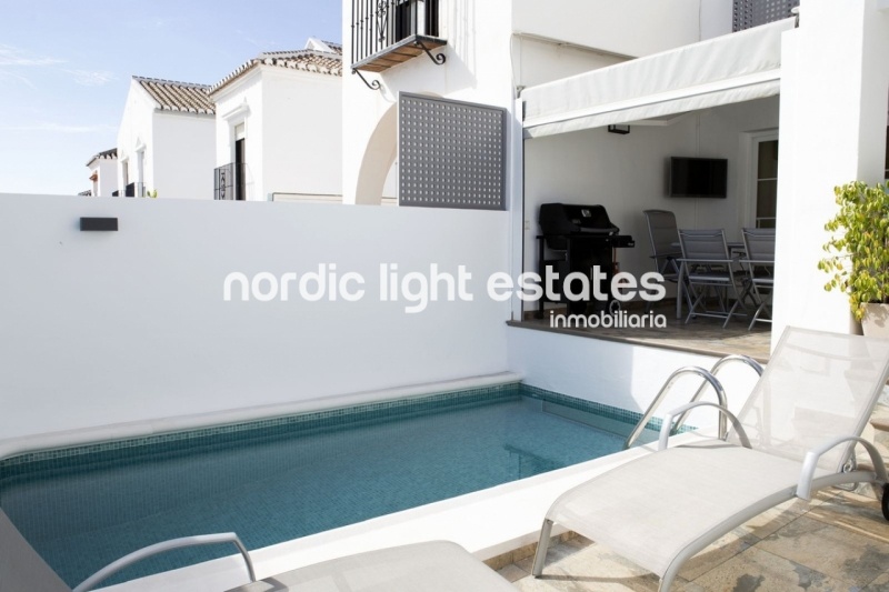 Moderna casa adosada con piscina privada y gimnasio en El Condal en Nerja