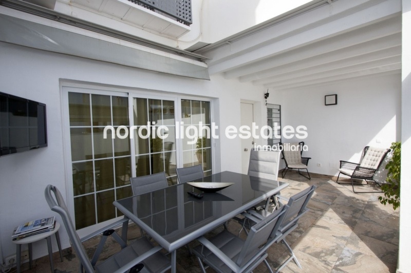 Moderna casa adosada con piscina privada y gimnasio en El Condal en Nerja