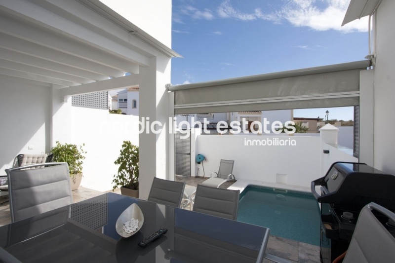 Moderna casa adosada con piscina privada y gimnasio en El Condal en Nerja