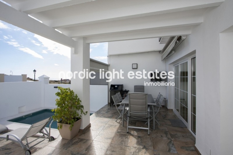 Moderna casa adosada con piscina privada y gimnasio en El Condal en Nerja