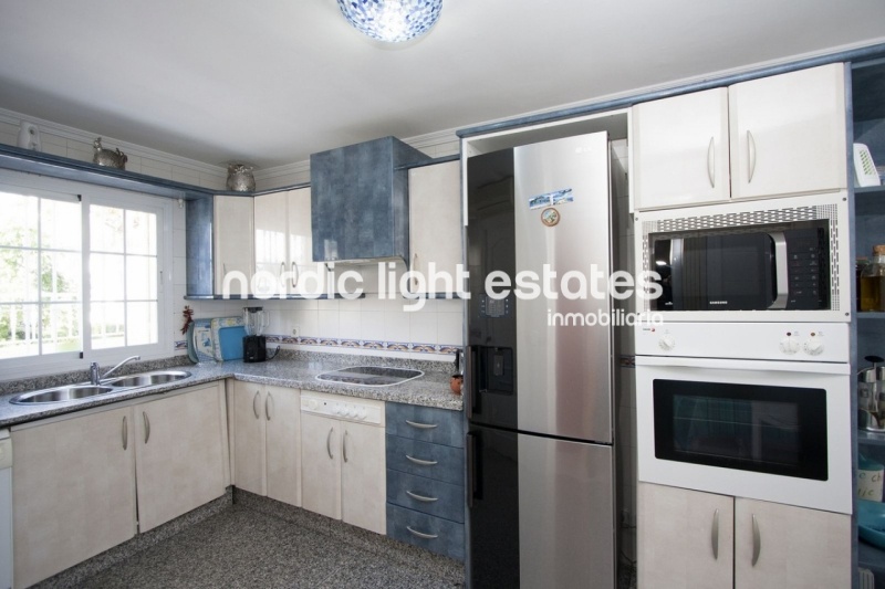 Moderna casa adosada con piscina privada y gimnasio en El Condal en Nerja