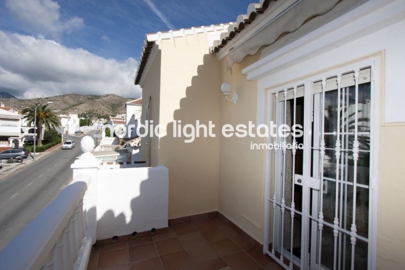 Moderna casa adosada con piscina privada y gimnasio en El Condal en Nerja