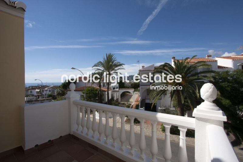 Moderna casa adosada con piscina privada y gimnasio en El Condal en Nerja