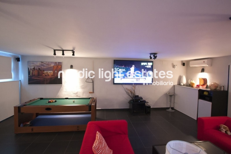 Moderna casa adosada con piscina privada y gimnasio en El Condal en Nerja