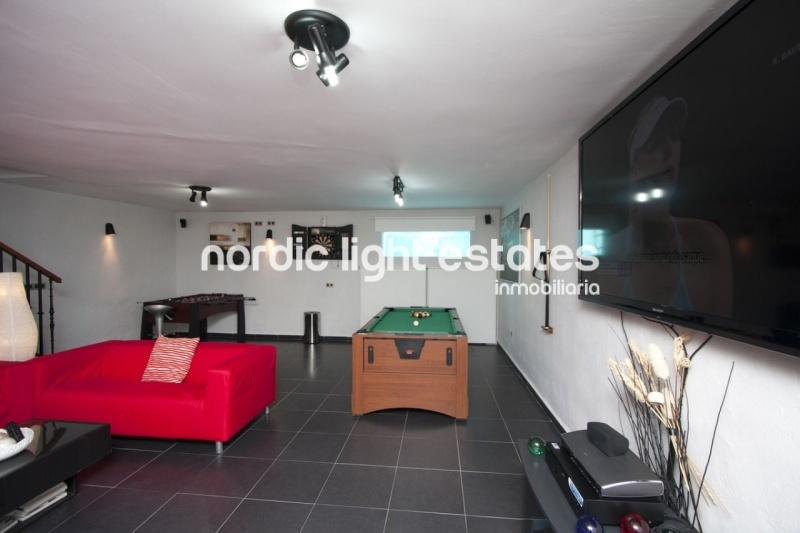 Moderna casa adosada con piscina privada y gimnasio en El Condal en Nerja