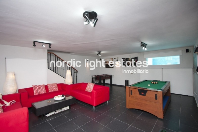 Moderna casa adosada con piscina privada y gimnasio en El Condal en Nerja