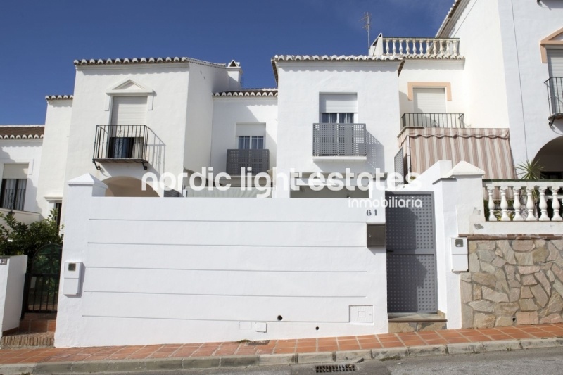 Moderna casa adosada con piscina privada y gimnasio en El Condal en Nerja
