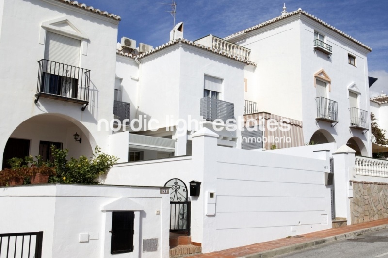 Moderna casa adosada con piscina privada y gimnasio en El Condal en Nerja