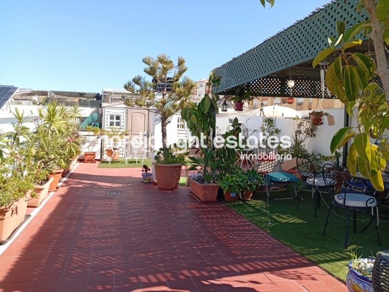 Estupendo ático con una azotea de 90m2 con vistas al mar y plaza de garaje en La Cala del Moral