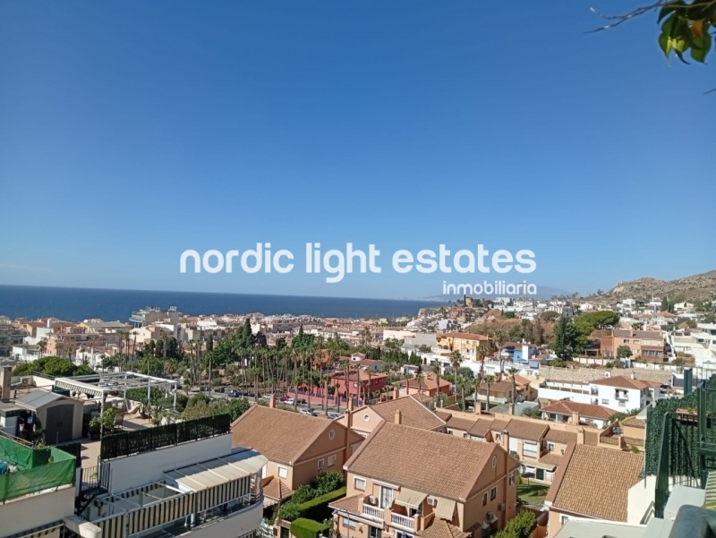Estupendo ático con una azotea de 90m2 con vistas al mar y plaza de garaje en La Cala del Moral