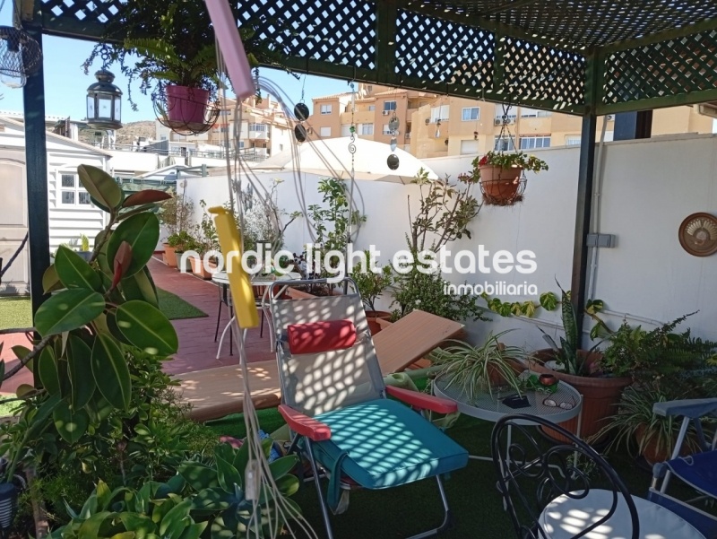 Estupendo ático con una azotea de 90m2 con vistas al mar y plaza de garaje en La Cala del Moral