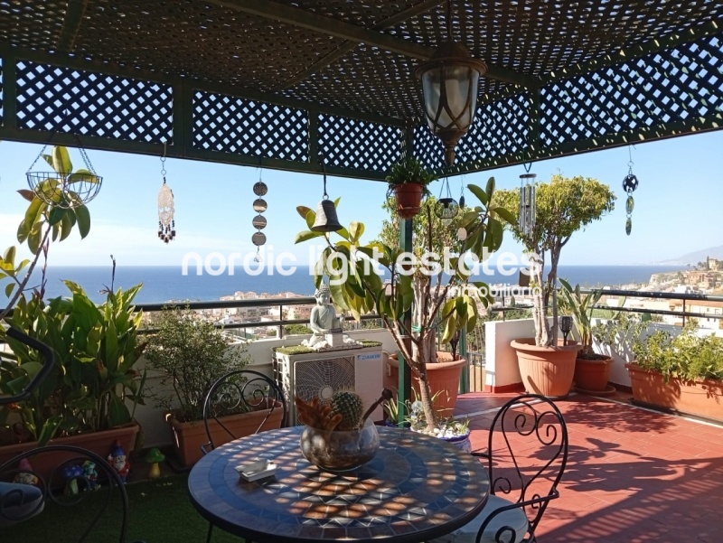 Estupendo ático con una azotea de 90m2 con vistas al mar y plaza de garaje en La Cala del Moral
