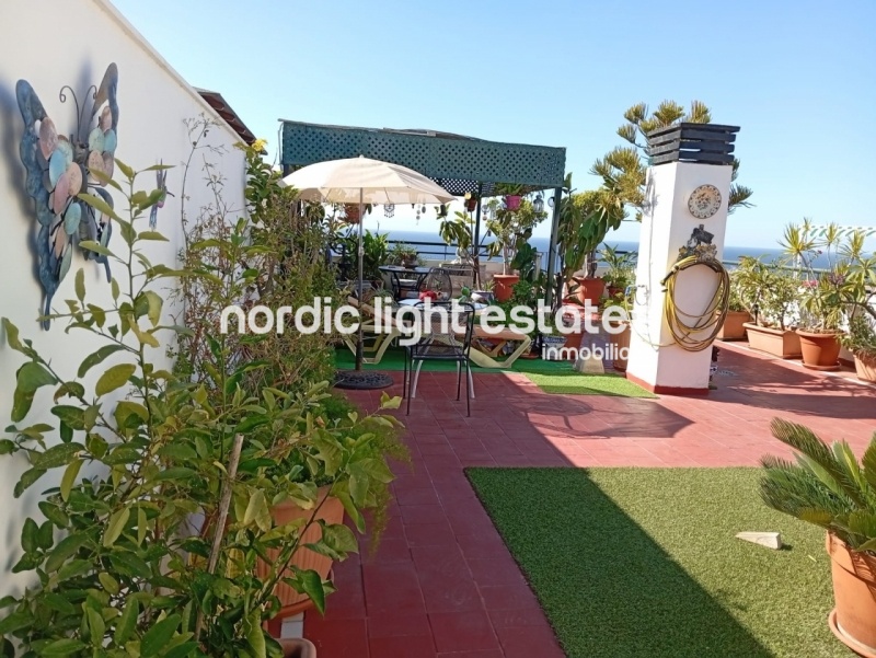 Estupendo ático con una azotea de 90m2 con vistas al mar y plaza de garaje en La Cala del Moral