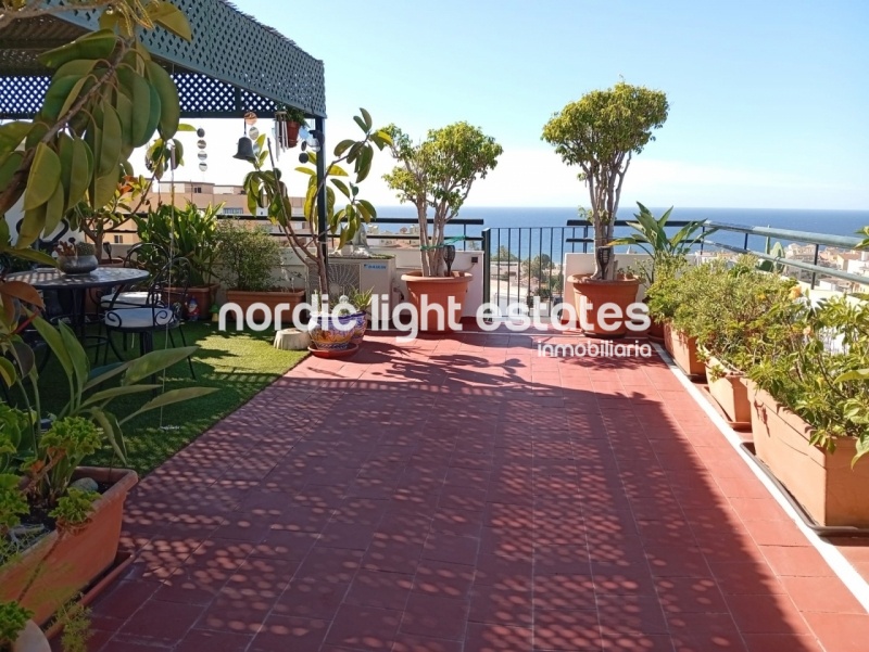 Estupendo ático con una azotea de 90m2 con vistas al mar y plaza de garaje en La Cala del Moral