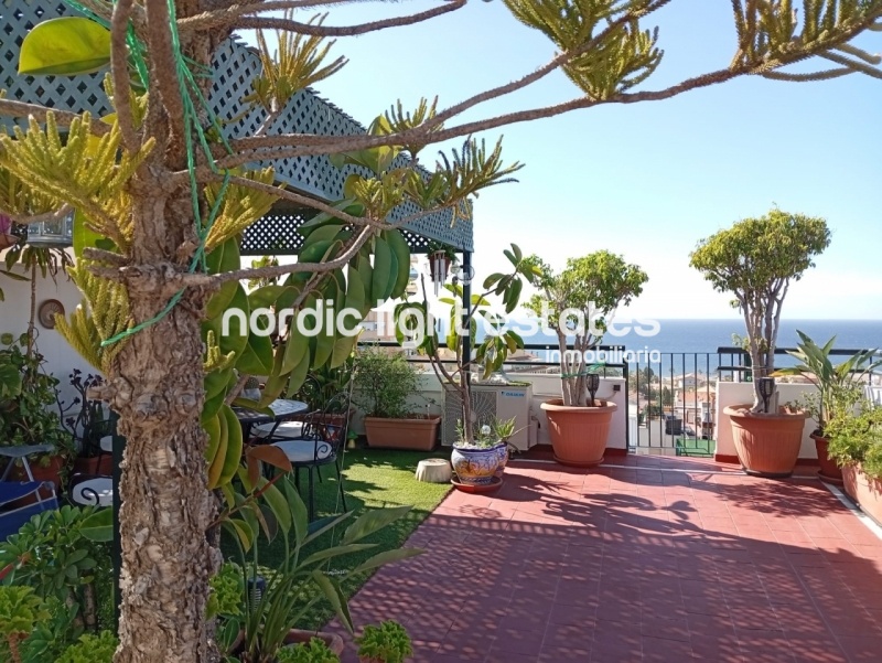 Estupendo ático con una azotea de 90m2 con vistas al mar y plaza de garaje en La Cala del Moral