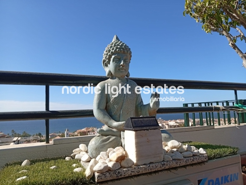 Estupendo ático con una azotea de 90m2 con vistas al mar y plaza de garaje en La Cala del Moral