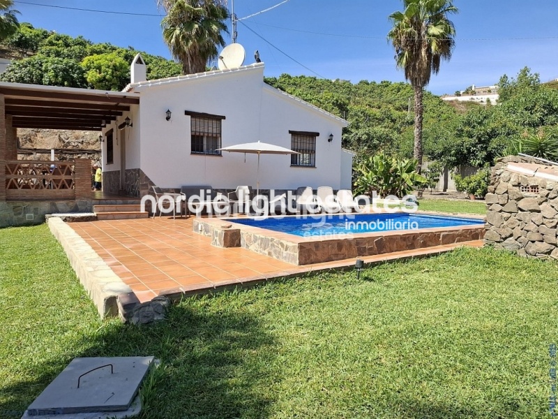 Preciosa casa rural en excelente estado y con acceso completamente hormigonado en Frigiliana 