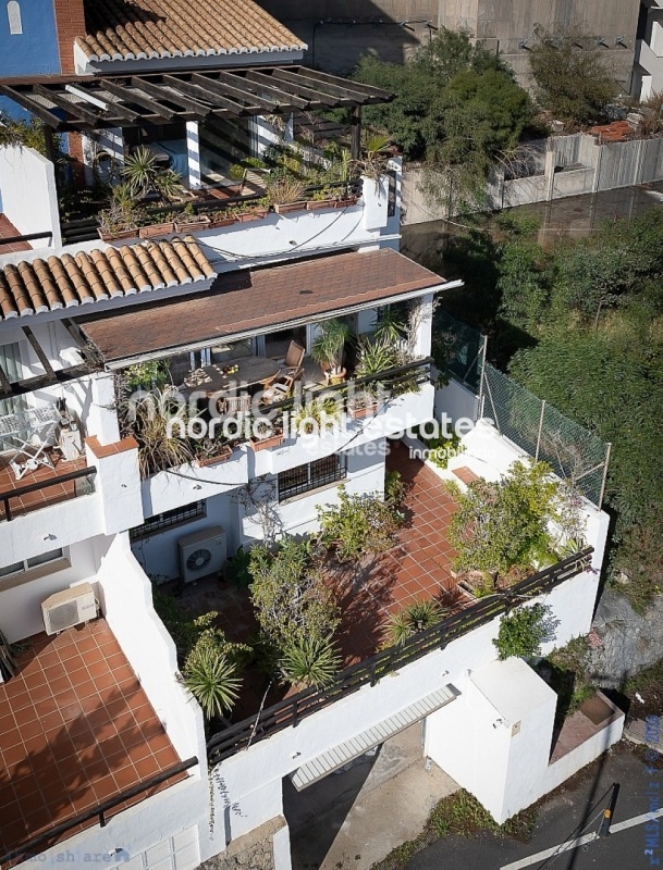 Impressive house with harbour views and several garages