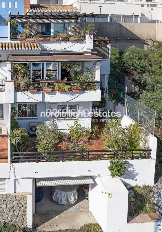 Impressive house with harbour views and several garages