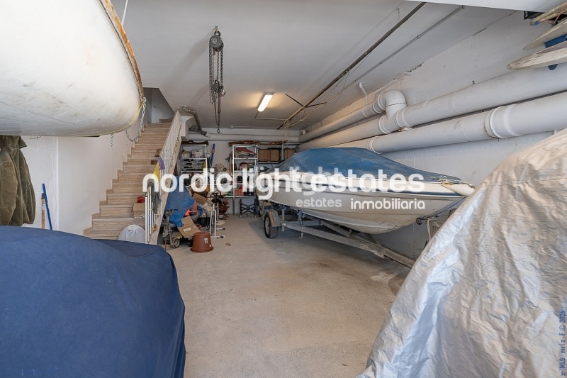 Impressive house with harbour views and several garages