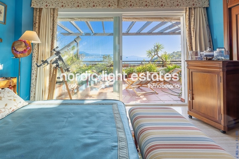 Impressive house with harbour views and several garages