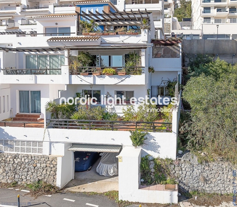 Impressive house with harbour views and several garages