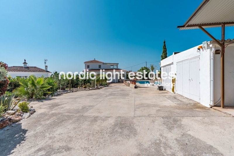 Unique oppourtunity in Nerja. 2 independent villas one one plot