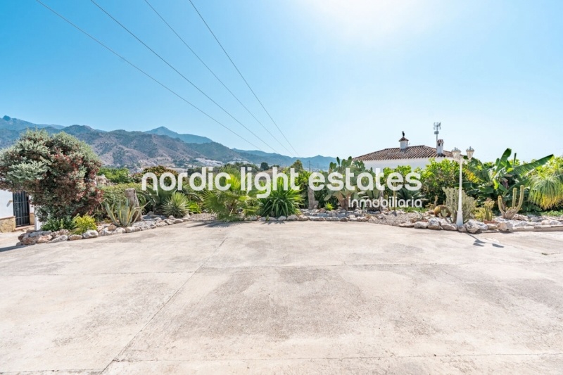 Unique oppourtunity in Nerja. 2 independent villas one one plot