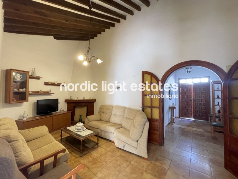 Traditional villagehouse to renovate in Maro. 5 bedrooms
