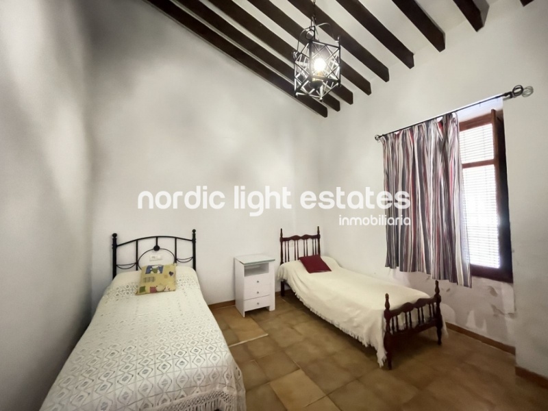 Traditional villagehouse to renovate in Maro. 5 bedrooms