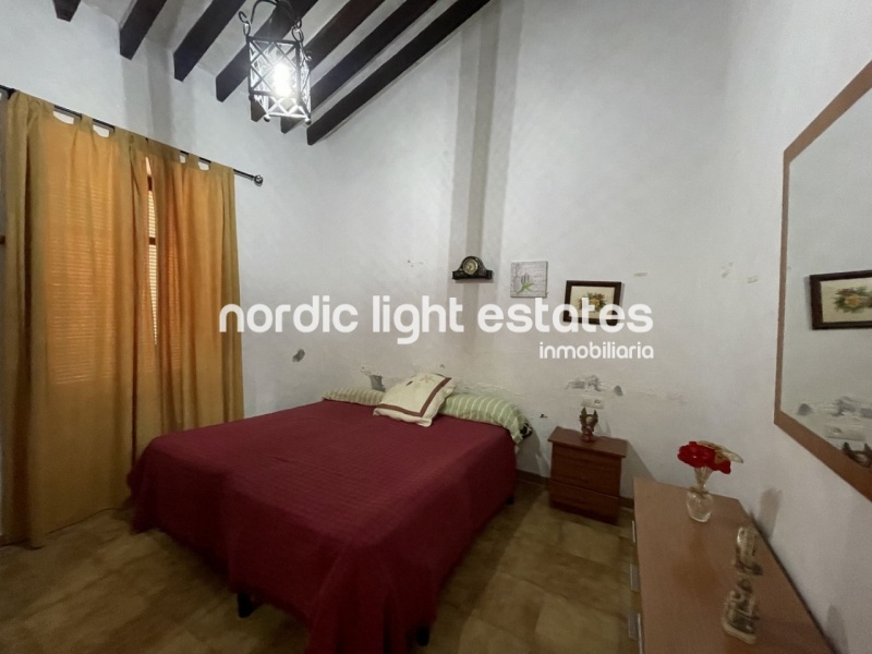Traditional villagehouse to renovate in Maro. 5 bedrooms