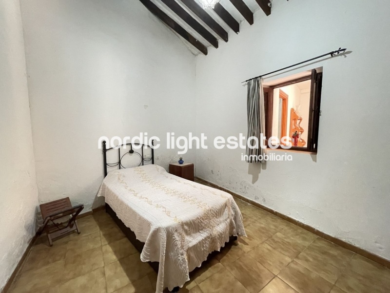 Traditional villagehouse to renovate in Maro. 5 bedrooms