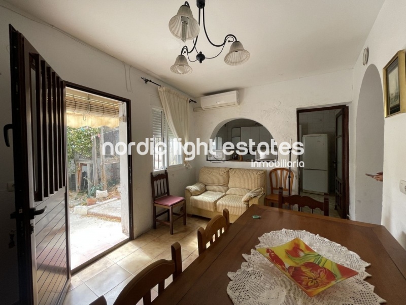 Traditional villagehouse to renovate in Maro. 5 bedrooms