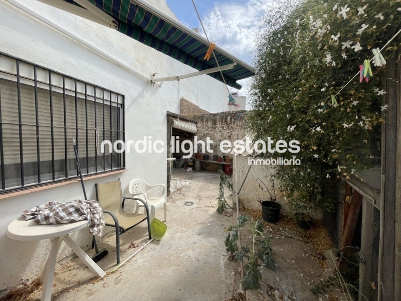 Traditional villagehouse to renovate in Maro. 5 bedrooms