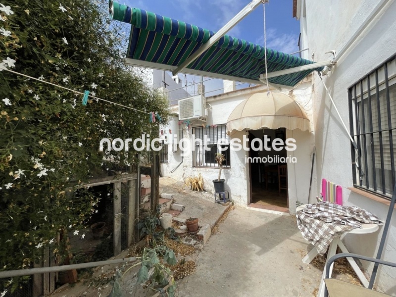 Traditional villagehouse to renovate in Maro. 5 bedrooms