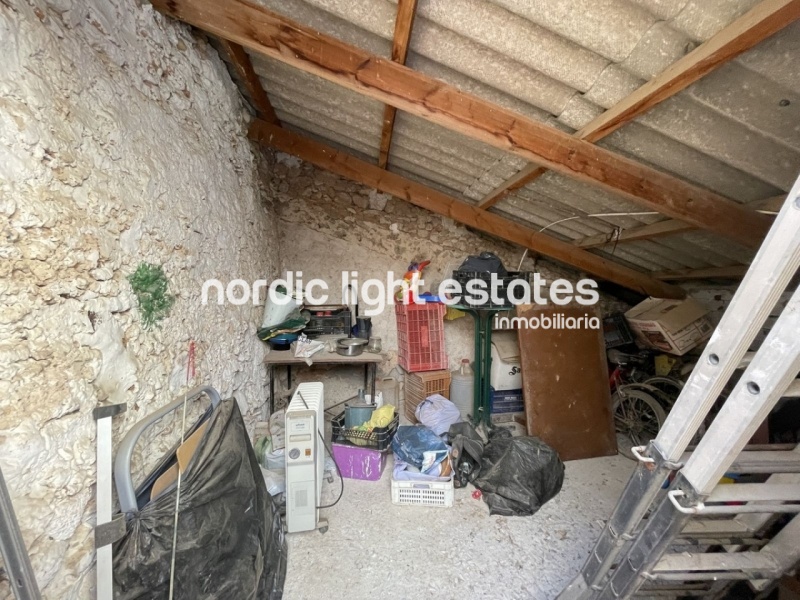 Traditional villagehouse to renovate in Maro. 5 bedrooms