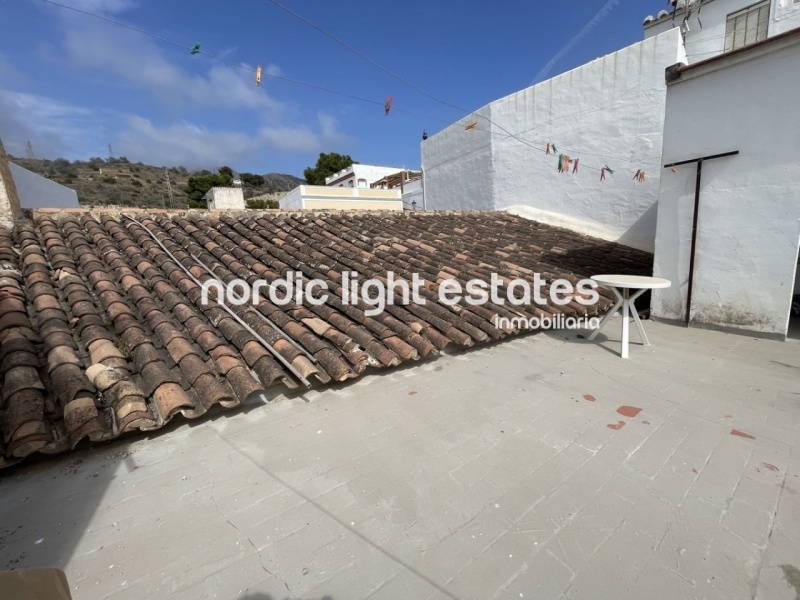 Traditional villagehouse to renovate in Maro. 5 bedrooms