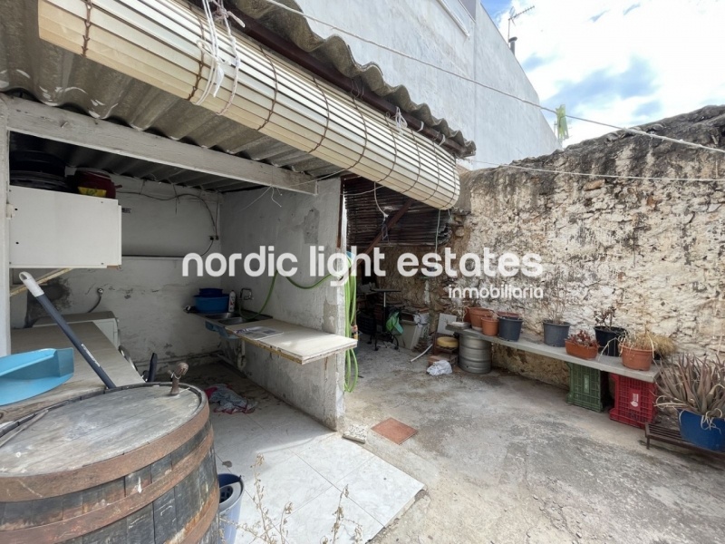 Traditional villagehouse to renovate in Maro. 5 bedrooms