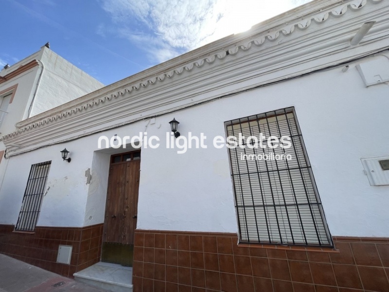 Traditional villagehouse to renovate in Maro. 5 bedrooms