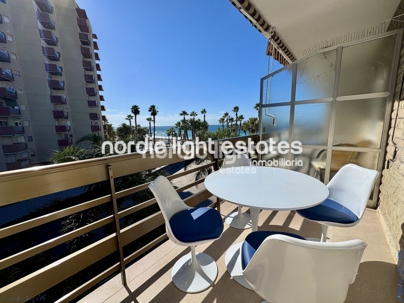 Apartamento competamente reformado en primera línea de la playa en Almuñécar