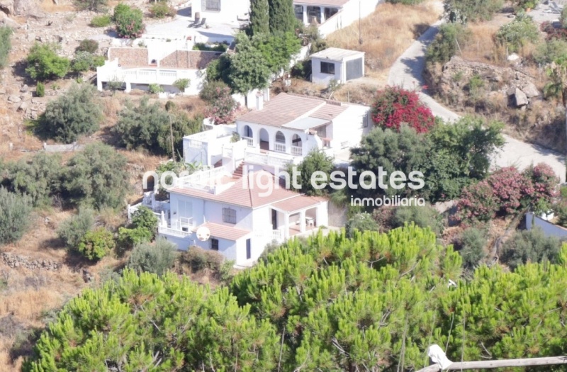Oportunidad de inversión. 2 casas independientes muy cerca de Torrox Pueblo