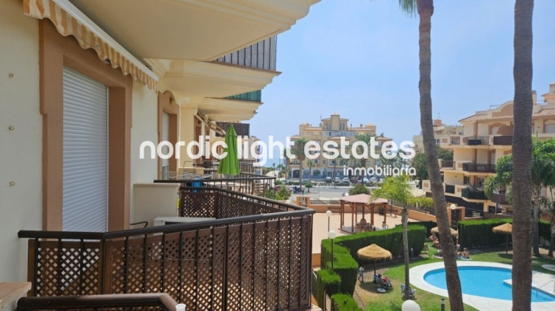 Spacious studio apartment with terrace, parking space and community pool in El Peñoncillo