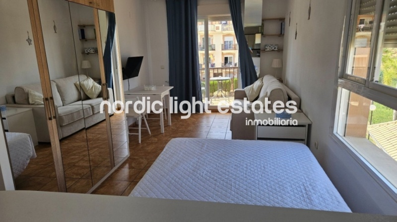 Spacious studio apartment with terrace, parking space and community pool in El Peñoncillo