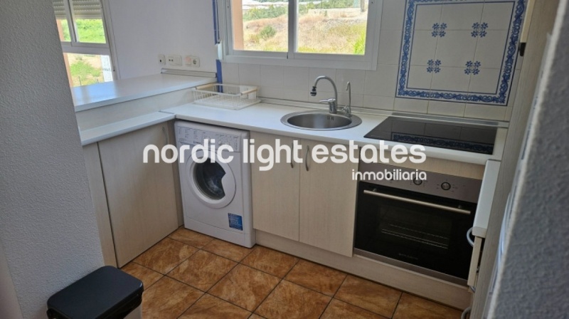Spacious studio apartment with terrace, parking space and community pool in El Peñoncillo