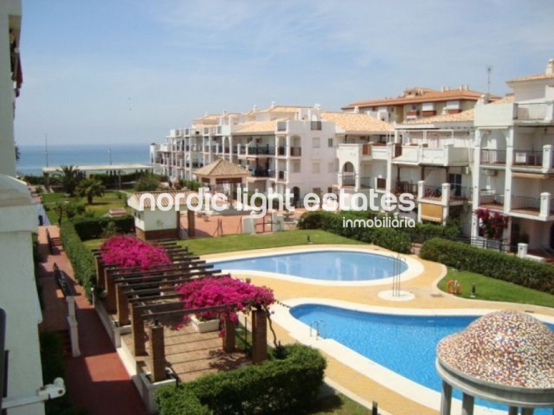 Apartamento en Laguna Beach, primera línea de la playa en Torrox Costa