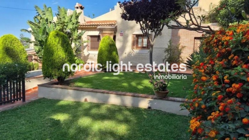 Villa independiente con preciosos jardines en La Cala de Moral